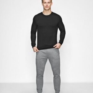 Bambussæt med en sort sweatshirt og grå sweatpants