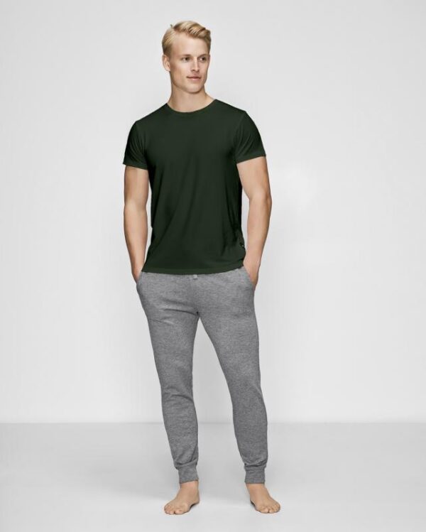Bambussæt med grøn t-shirt og grå sweatpants